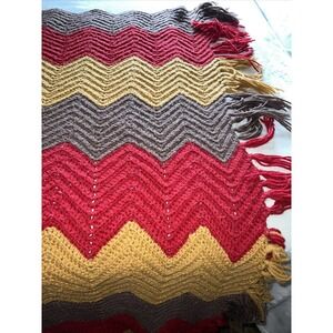 VINTAGE  Fringed ZIG ZAG Large 62"/84"HAND CROCHET SOFT wool  BLANKET‎